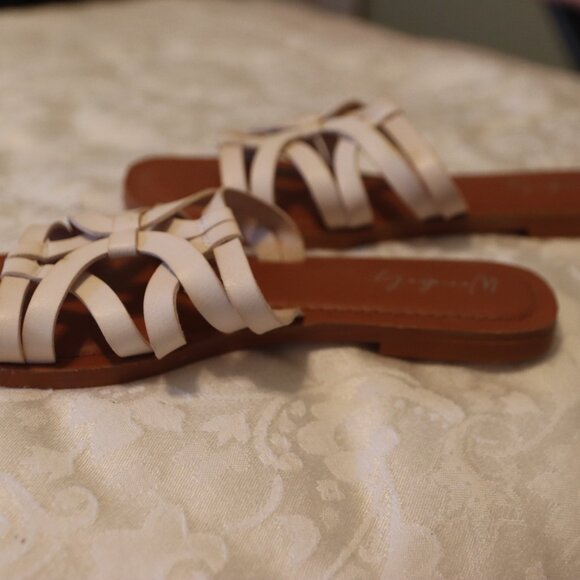 Wonderly Avery White Strappy Sandal Size 8.5 Man Made Materials Flats - Picture 5 of 12